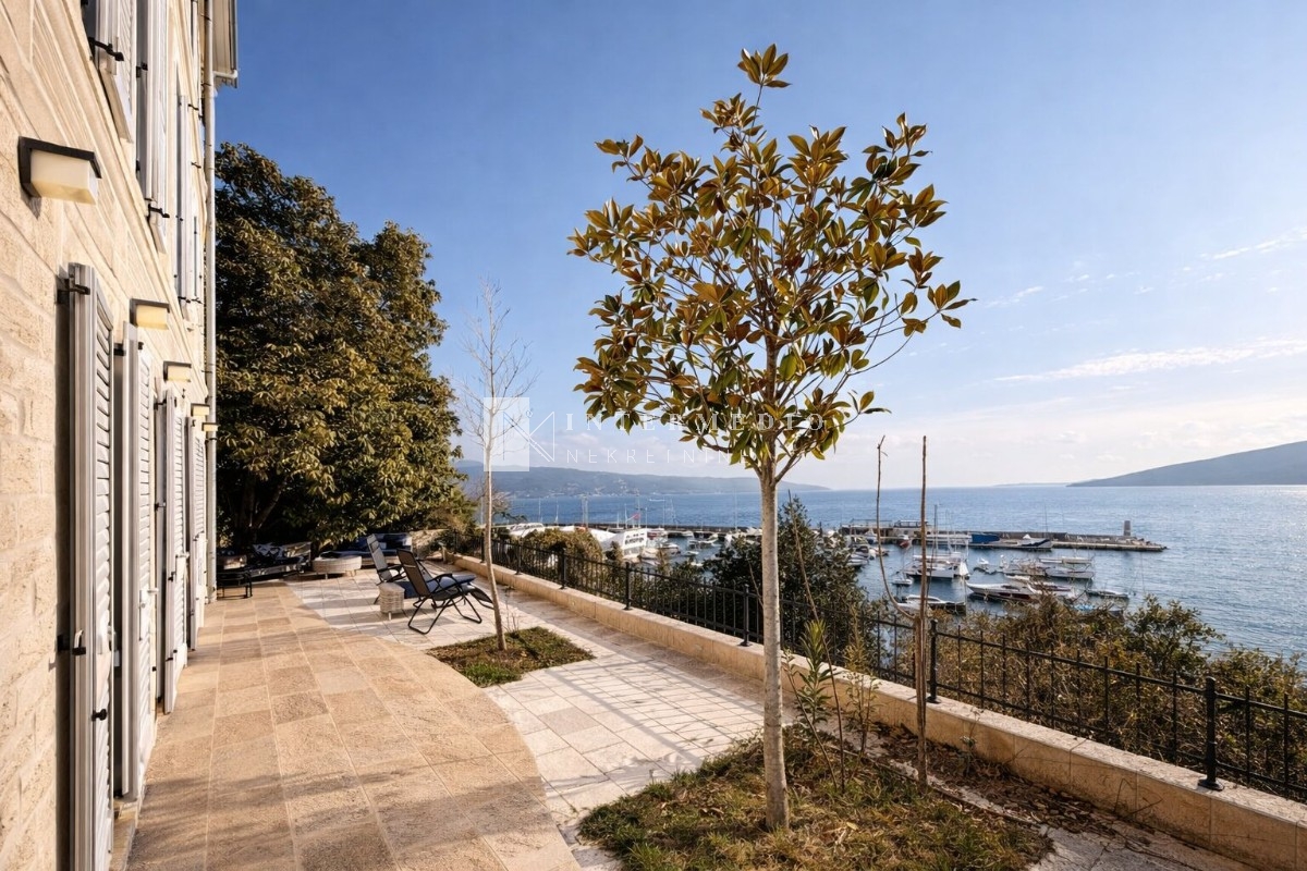 Prodaje se luksuzan trosoban stan sa dvorištem i pogledom na more – Škver, Herceg Novi